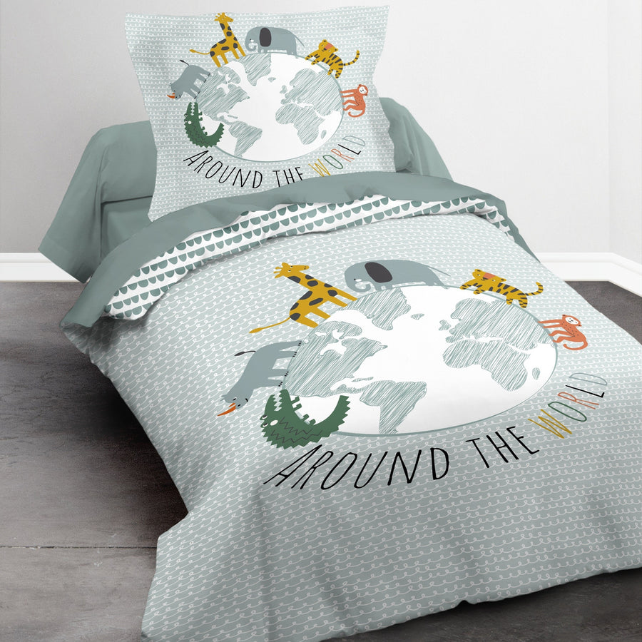 Bettwäsche mit Tieren auf Erdball auf Bett gezogen