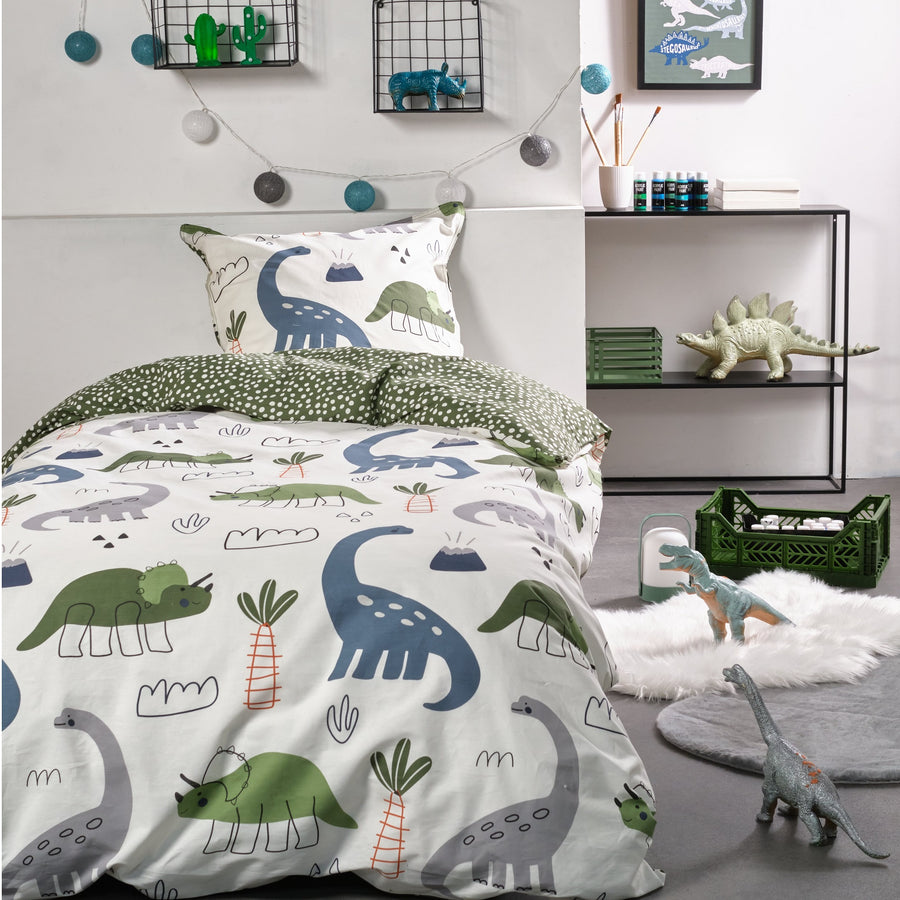 Kinderbettwäsche mit Dinosauriern in weißem Design im passend dekorierten Kinderzimmer auf Bett