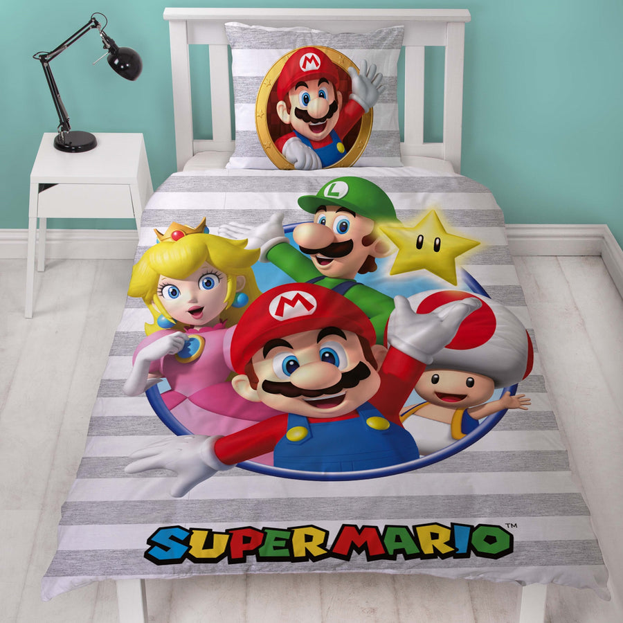 Vorderseite Super Mario Bettwäsche grau weiß gestreift mit buntem Schriftzug und Porträt von Mario Luigi Peach Toad und Star auf Bett gezogen