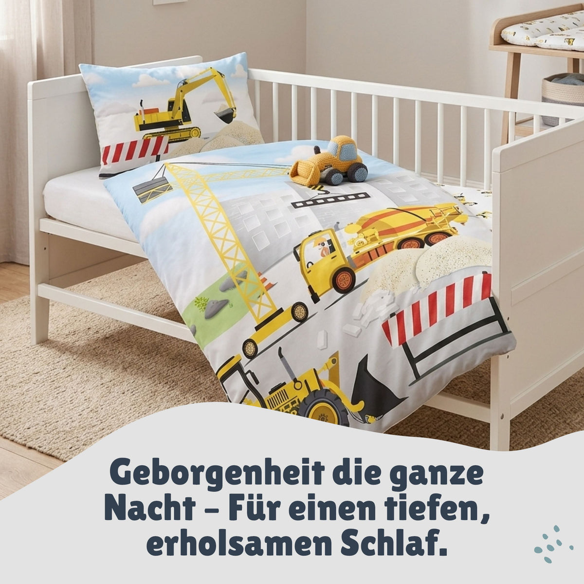 Vorder- und Rückseite der hellblau und weißen Babybettwäsche mit Baustellen Motiv nebeneinander dargestellt