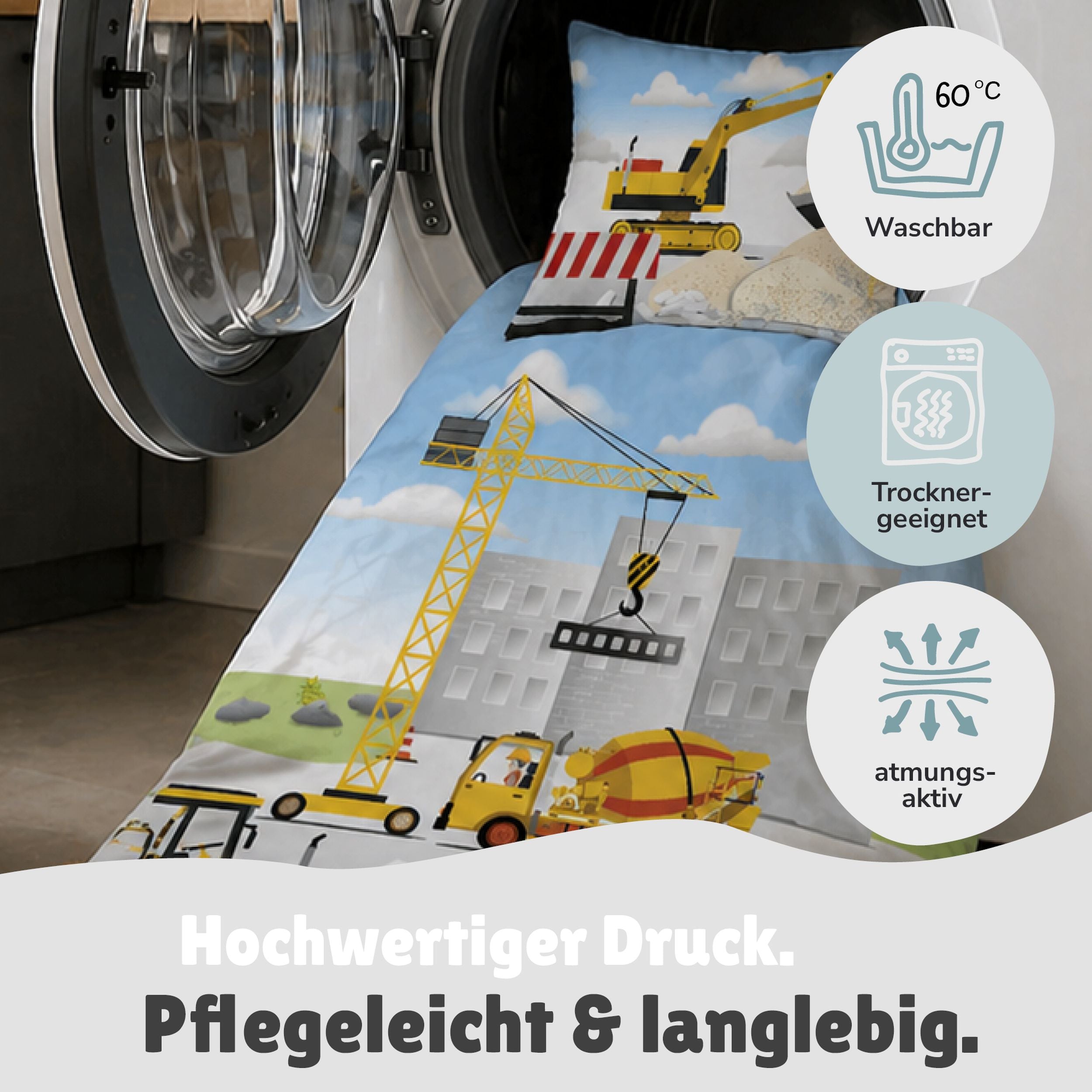 Vorder- und Rückseite der hellblau und weißen Babybettwäsche mit Baustellen Motiv nebeneinander dargestellt zusätzlich mit Text beschriftet