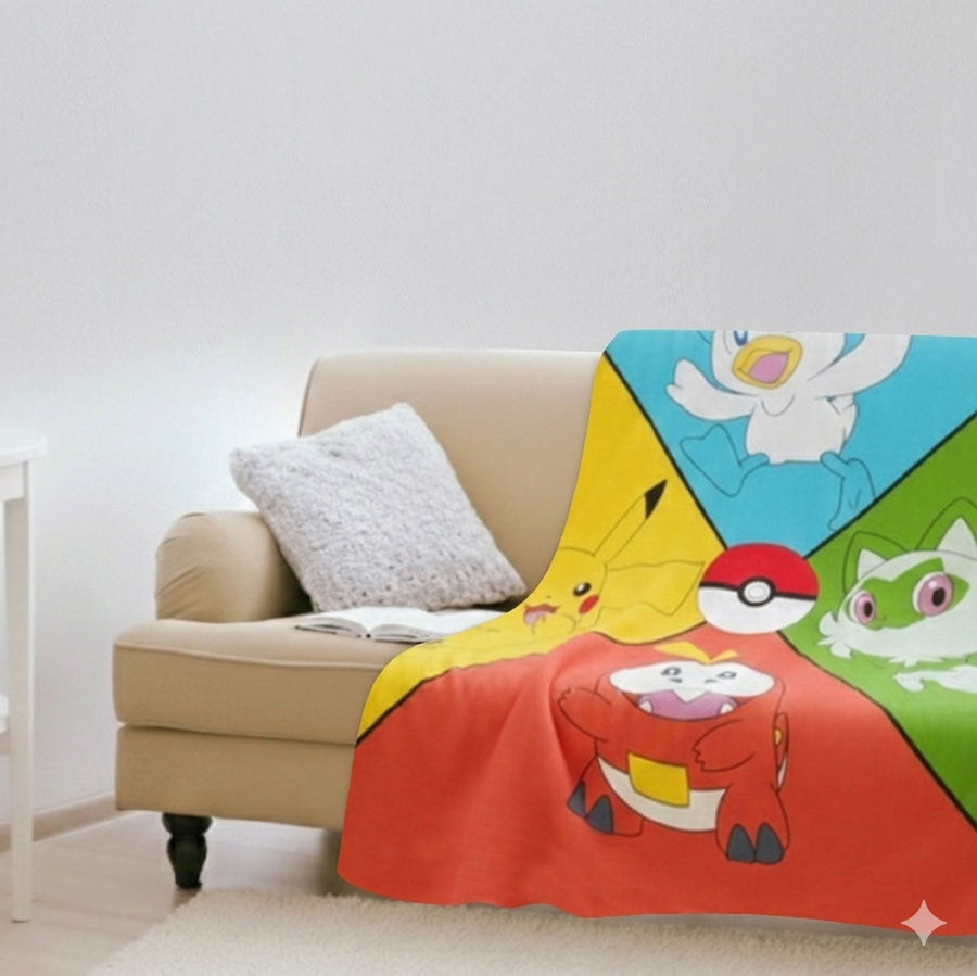 Kuscheldecke mit Pikachu und Evoli vor weißem grund mit bunten Streifen über Couch geworfen