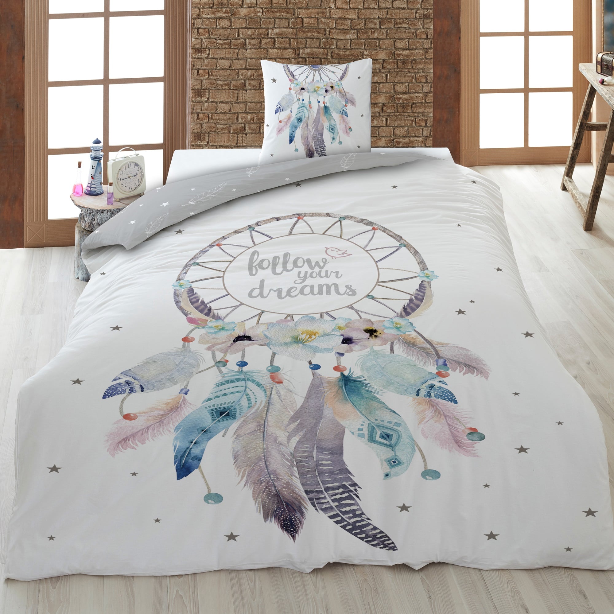 Bettwäsche Set 2-teilig mit Traumfänger auf weißer Vorderseite und Wendeseite in grau mit Sternen & Feder Muster 