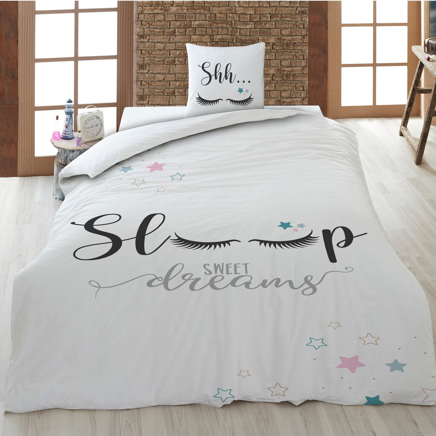 Bettwäsche auf Bett gezogen in stillvoll eingerichtetem Zimmer