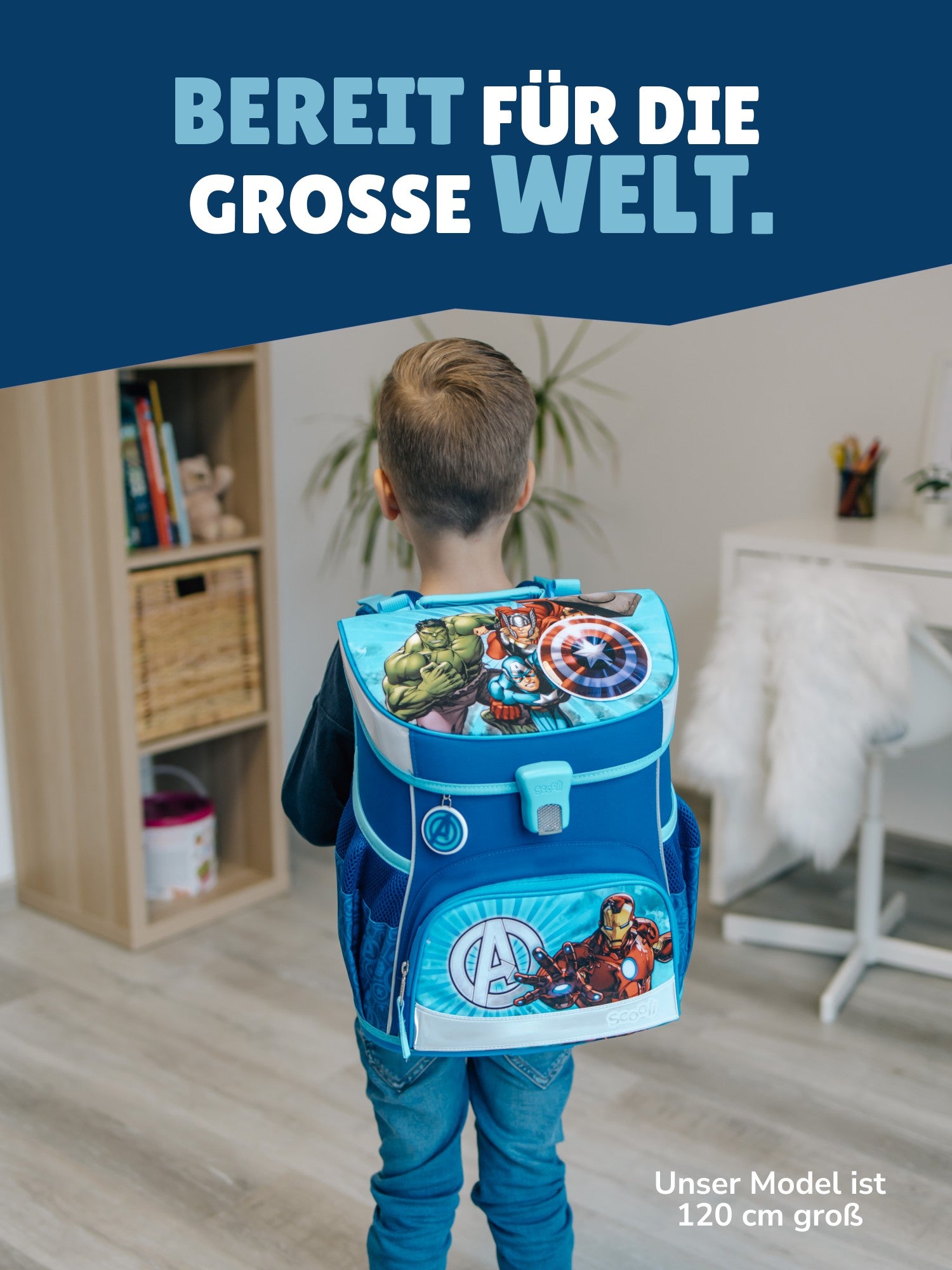 Junge steht im Wohnzimmer mit Rücken zur Kamera und Ranzen umgeschnallt - Spruch "Bereit für die grosse Welt"