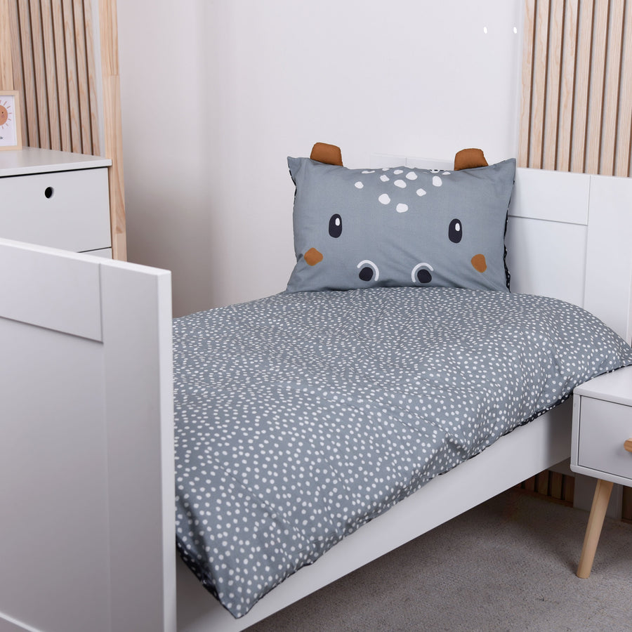 Kinderbettwäsche lustiges Nilfpferd in blau mit Motiv auf Kopfkissen und Ohren am Kopfkissen auf Babybett gezogen