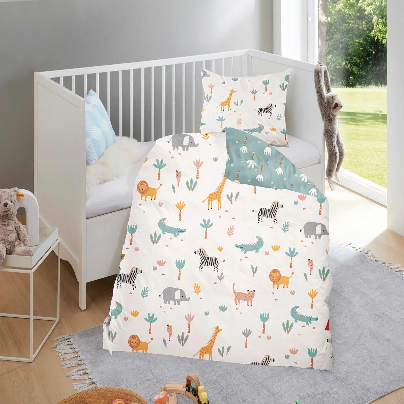 Kinderbettwäsche mit Tieren aus Afrika in weiß-blauem Design mit Wendeseite