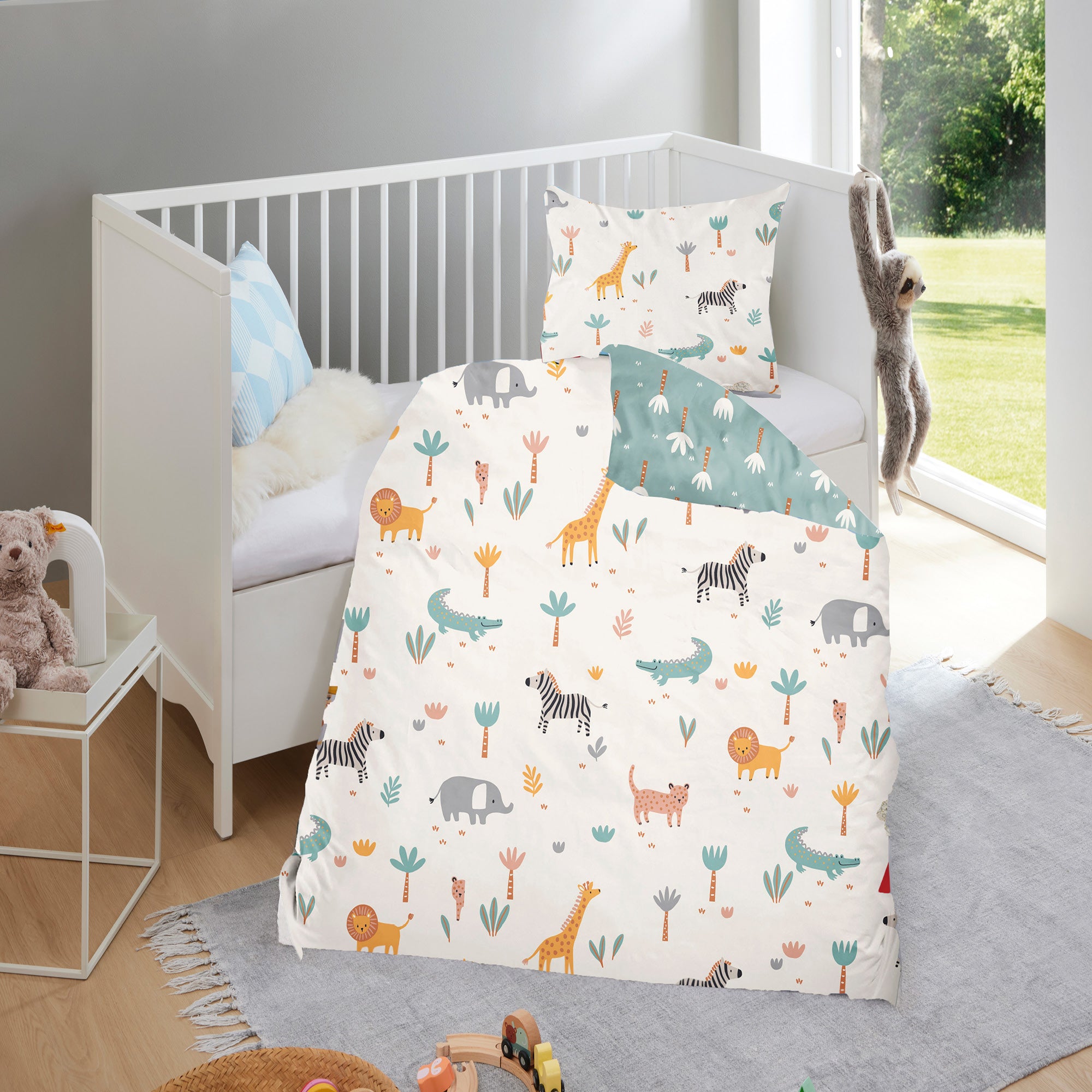 Kinderbettwäsche mit Tieren aus Afrika in weiß-blauem Design mit Wendeseite