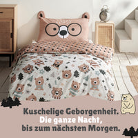 Bären Bettwäsche Set auf Bett gezogen mit dekorativen Elementen