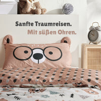 Detailaufnahme Kissenbezug mit Ohren im Bett