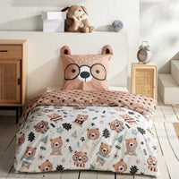 Braune Bettwäsche mit Bärenmuster und Ohren am Kopfkissen auf Bett gezogen in schön eingerichtetem Zimmer