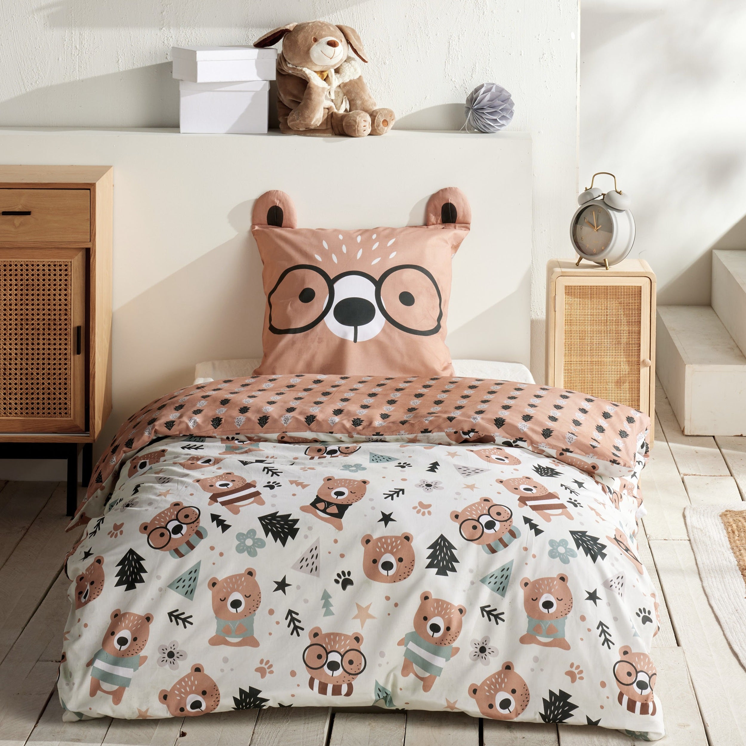 Braune Bettwäsche mit Bärenmuster und Ohren am Kopfkissen auf Bett gezogen in schön eingerichtetem Zimmer