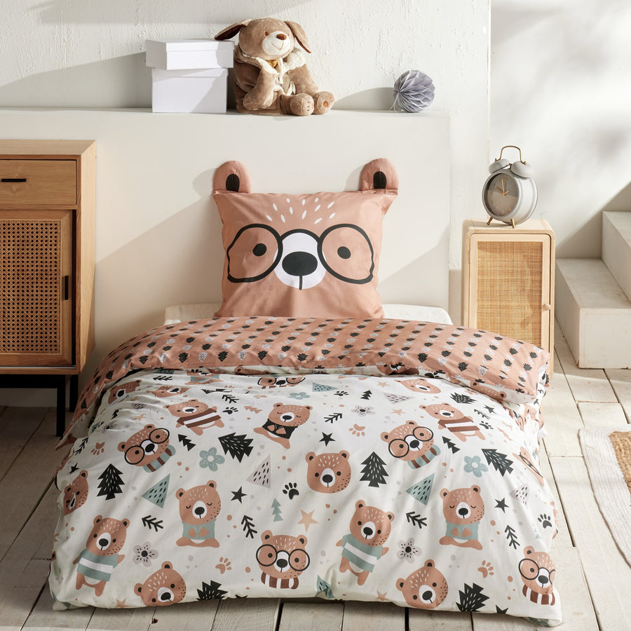 Braune Bettwäsche mit Bärenmuster und Ohren am Kopfkissen auf Bett gezogen in schön eingerichtetem Zimmer