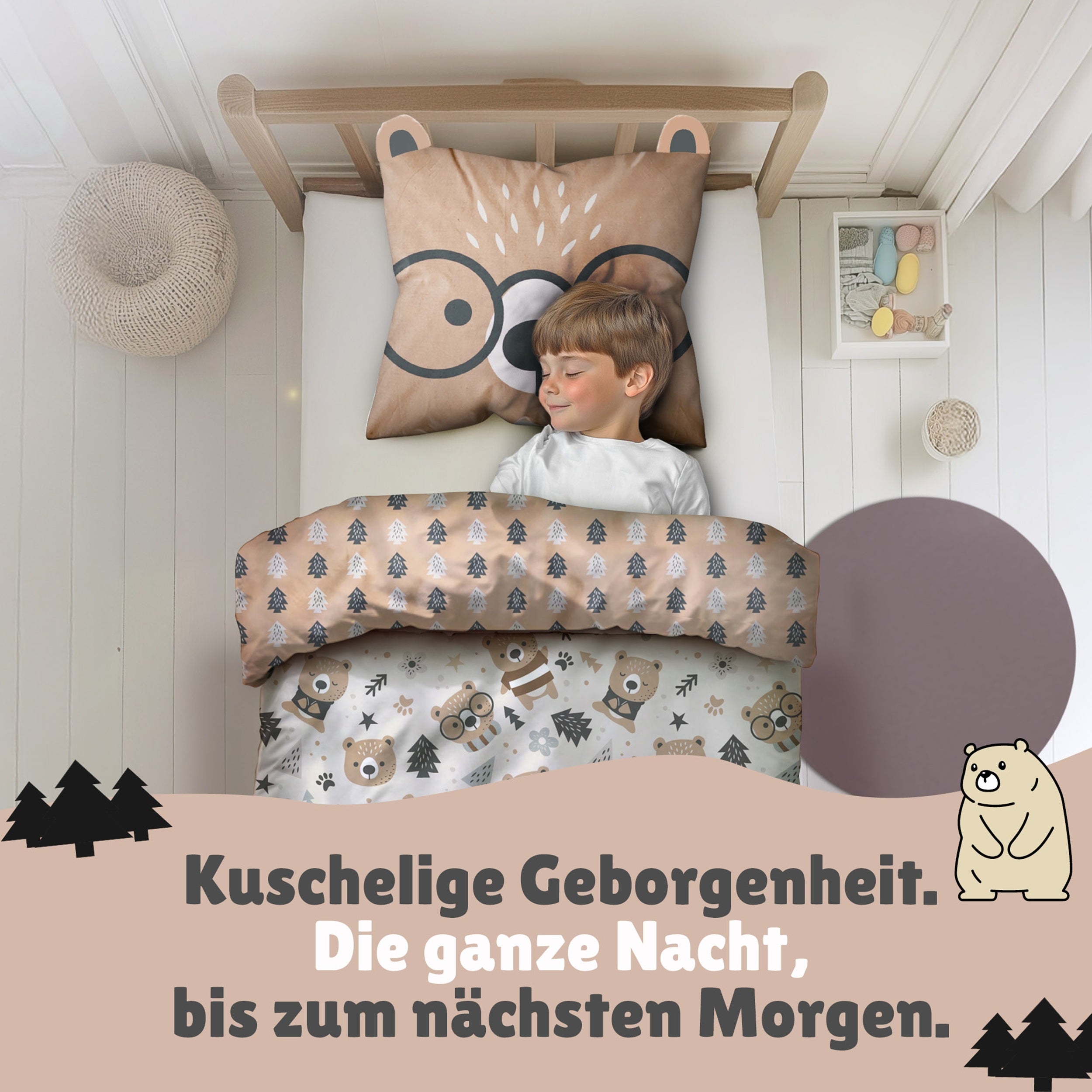 Junge schläft seelig lächeln in Bären Bettwäsche