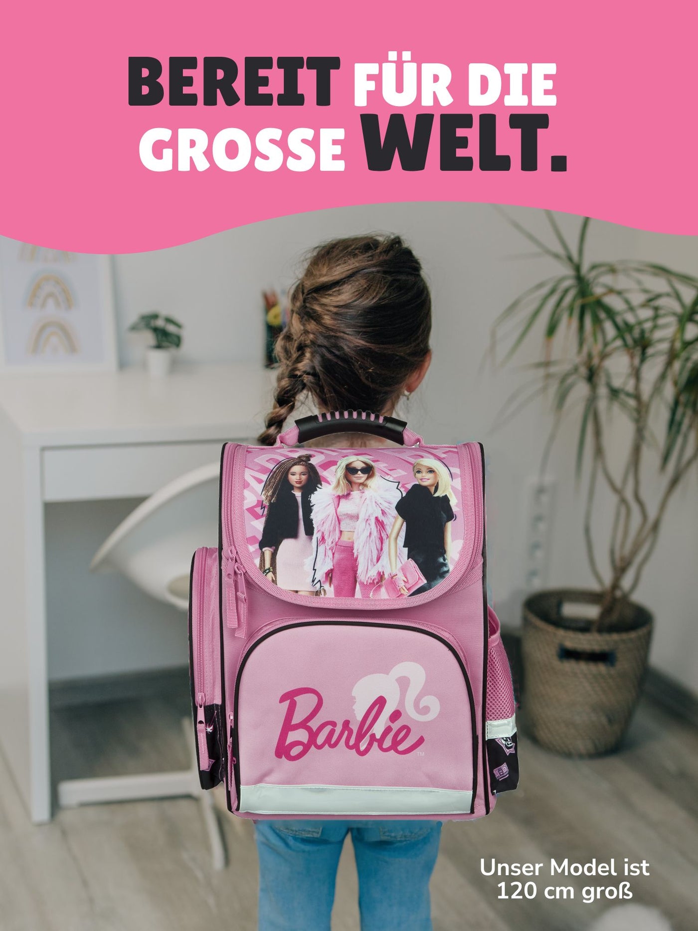 Mädchen steht in einem Wohnzimmer mir Barbie Schulranzen auf dem Rücken - Spruch "Bereit für die grosse Welt"