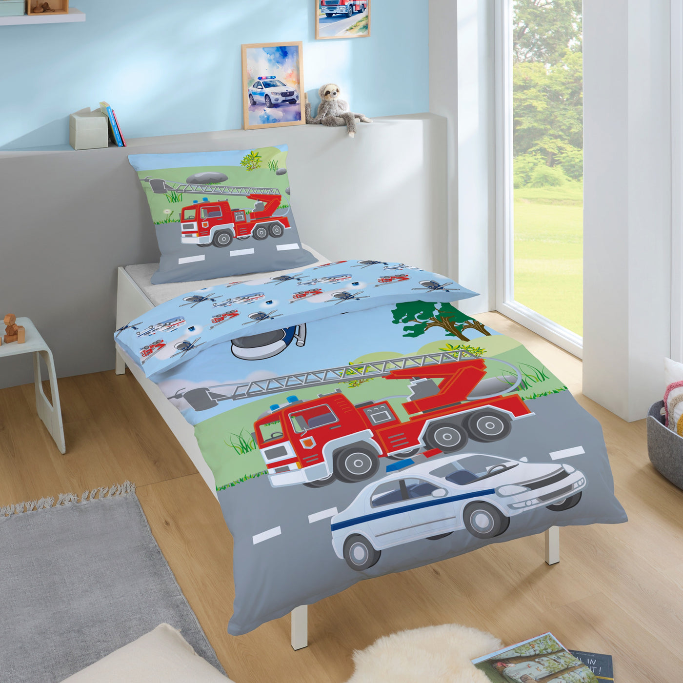 Vorderseite Kinderbettwäschew mit Feuerwehrauto Polizeiauto und Hubschrauber 135x200 cm