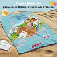 Detailansicht Strandtuch Bibi & Tina türkis liegt am Strand