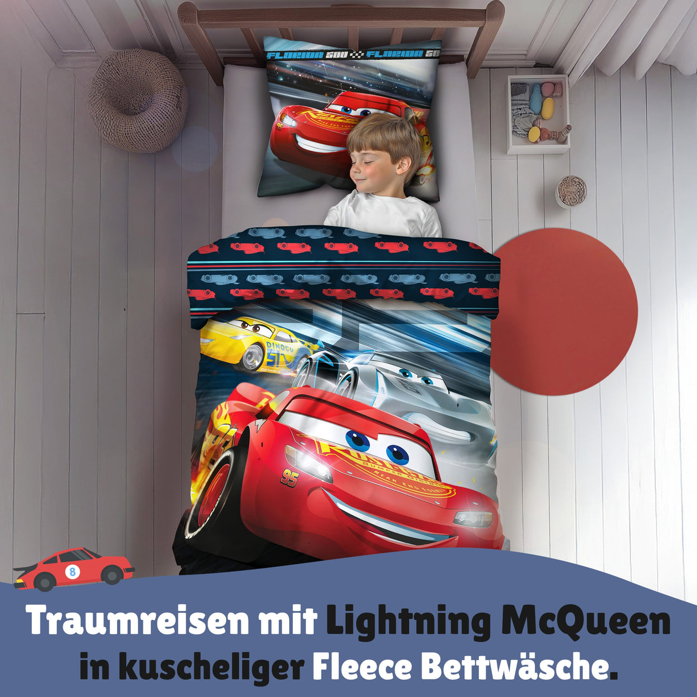 Junge schläft seelig lächeln in Cars Bettwäsche