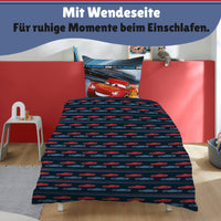 Ansicht Rückseite der Bettwäsche mit Muster aus Autos und Streifen auf Bett gezogen