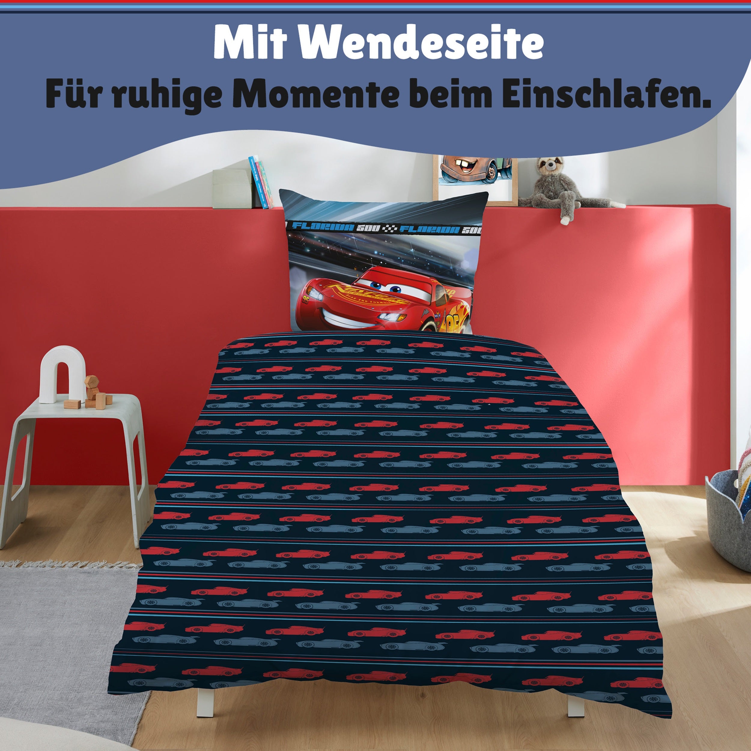 Ansicht Rückseite der Bettwäsche mit Muster aus Autos und Streifen auf Bett gezogen