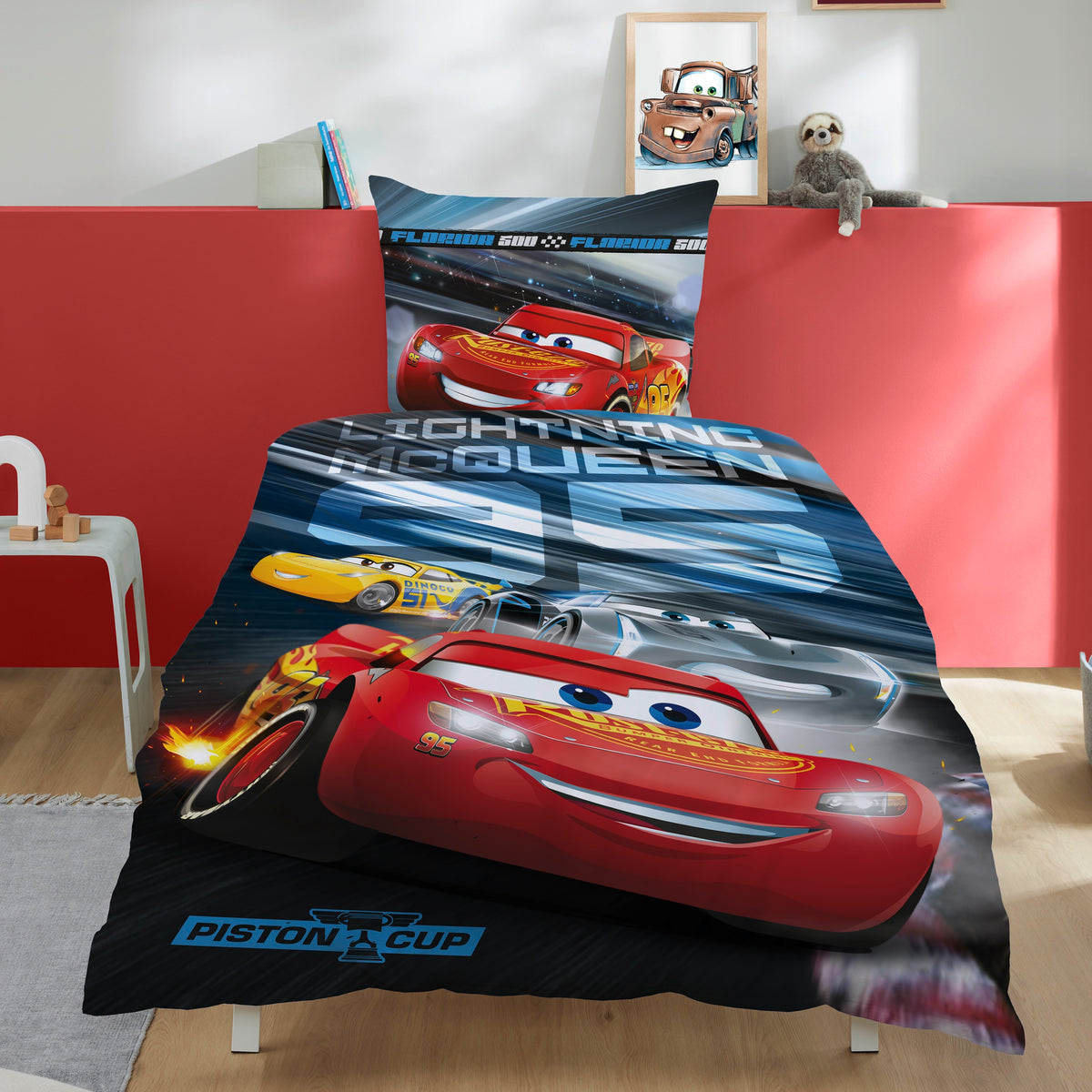 Vorderseite der Cars Bettwäsche auf Bett gezogen