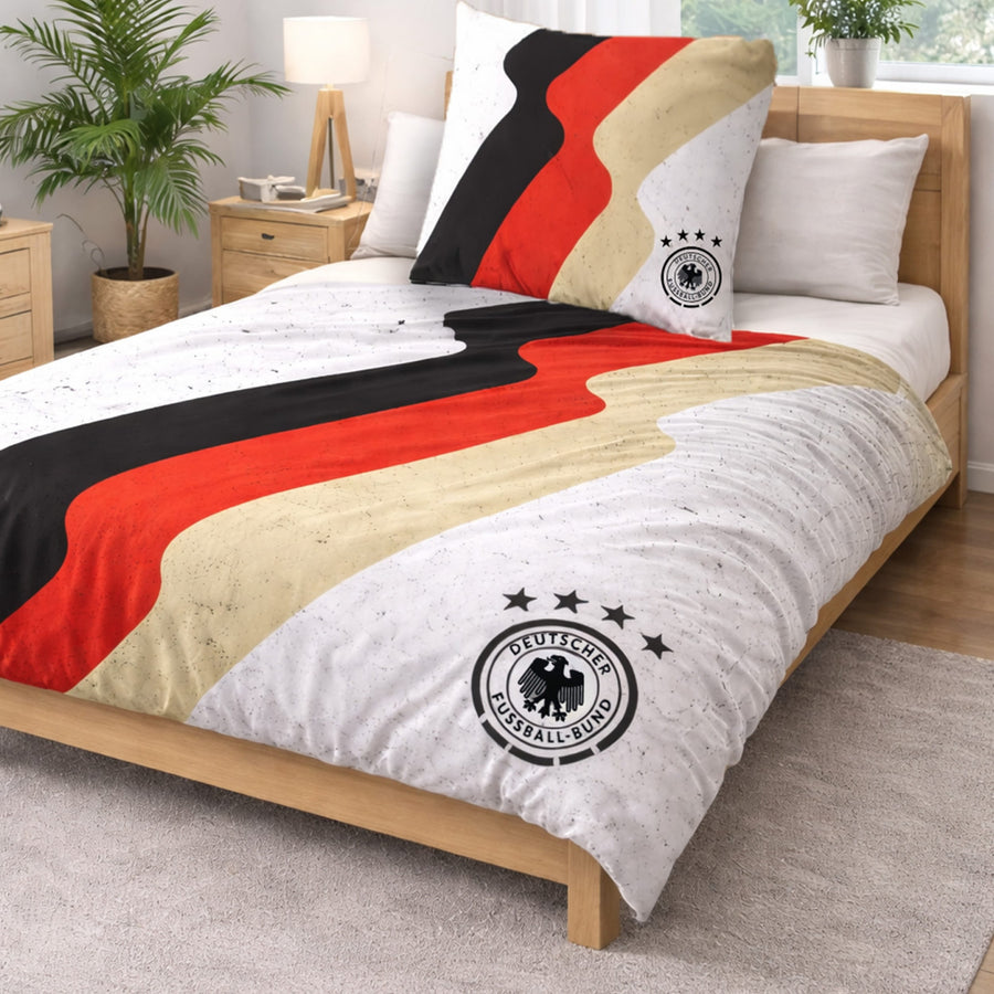 DFB Bettwäsche weiß mit Deutschlandfarben und DFB LOGO auf Bett gezogen