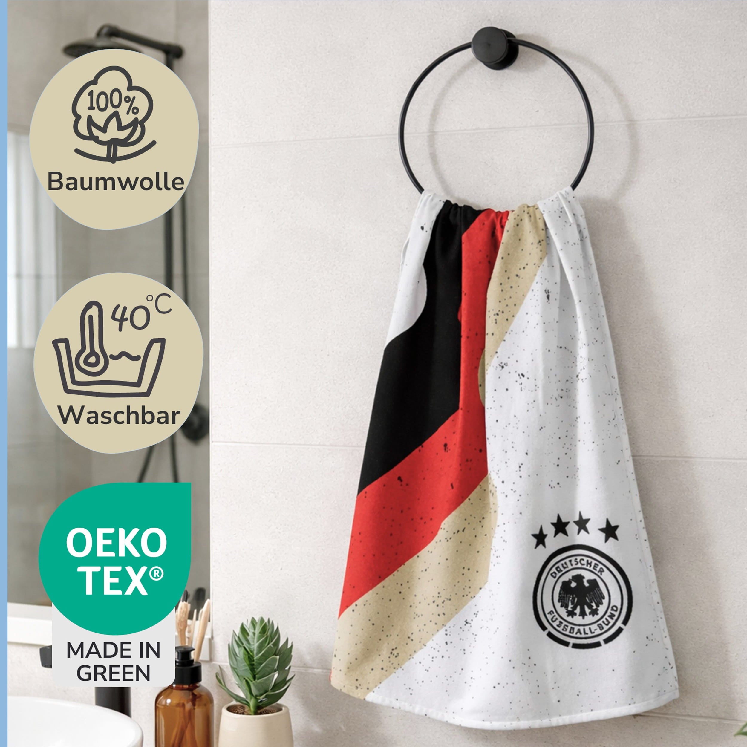 Das Handtuch hängt in einem modernen Badezimmer am Haken - Infos zur Wäsche 40°C Waschbar, Material Baumwolle, Ökotex Made in Green