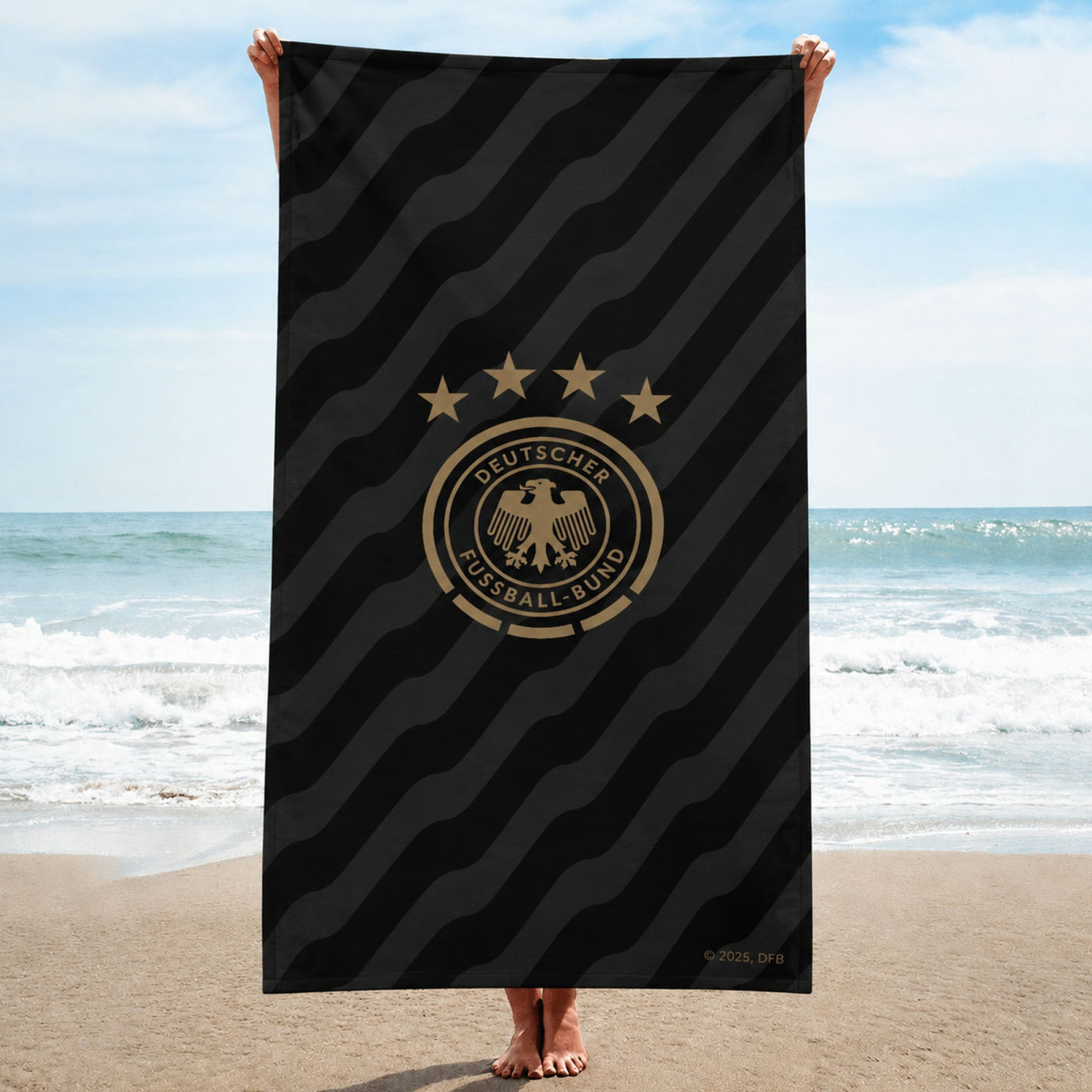 DFB Strandtuch grau gestreift mit Bundesadler Emblem Schriftzug Matchday und Deutschlandfarben am unteren Rand