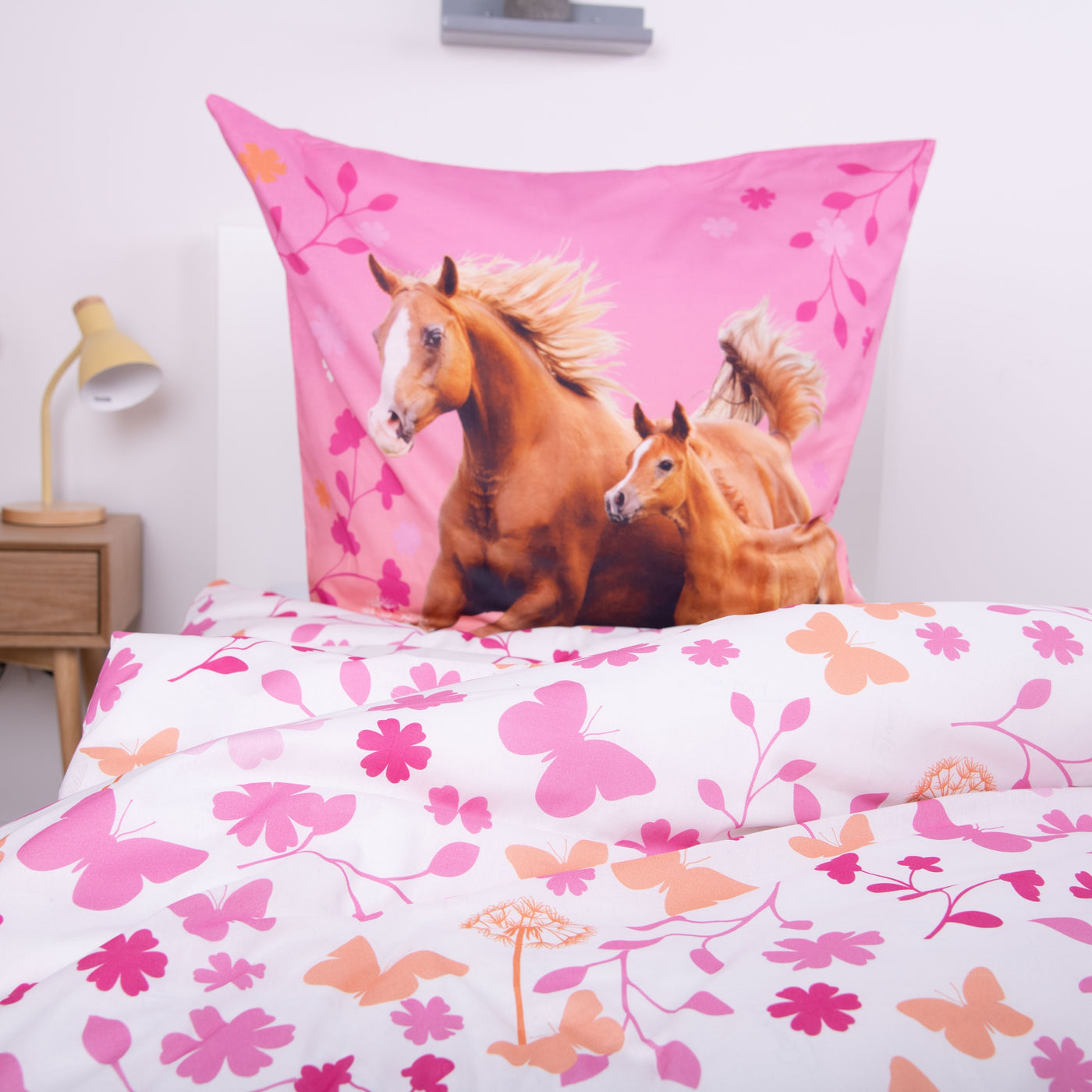 Ansicht Wendeseite Bettwäsche mit Pferden auf Vorderseite und Blumen Muster auf Rückseite