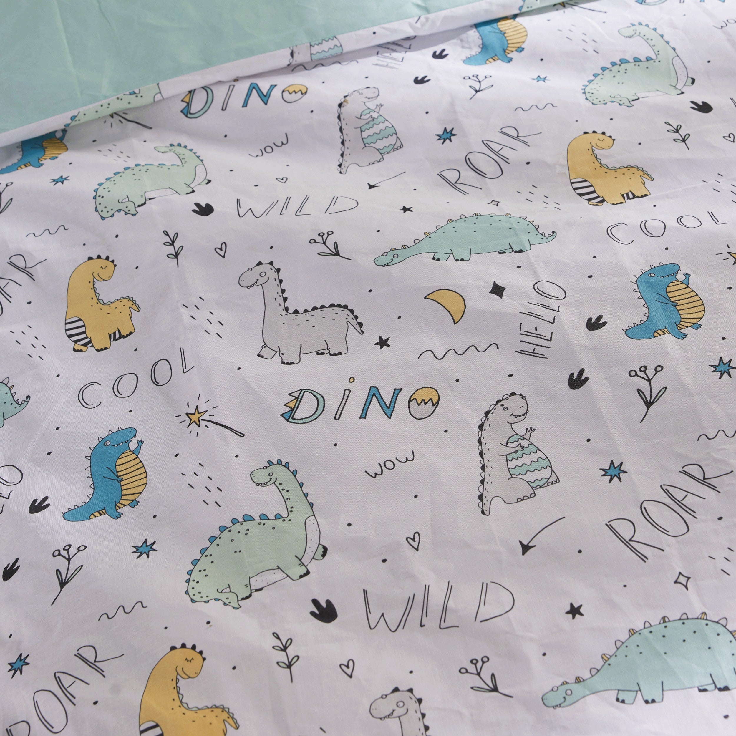 Detailansicht Muster Bettdecke mit verschiedenen Dinos und Schriftzügen