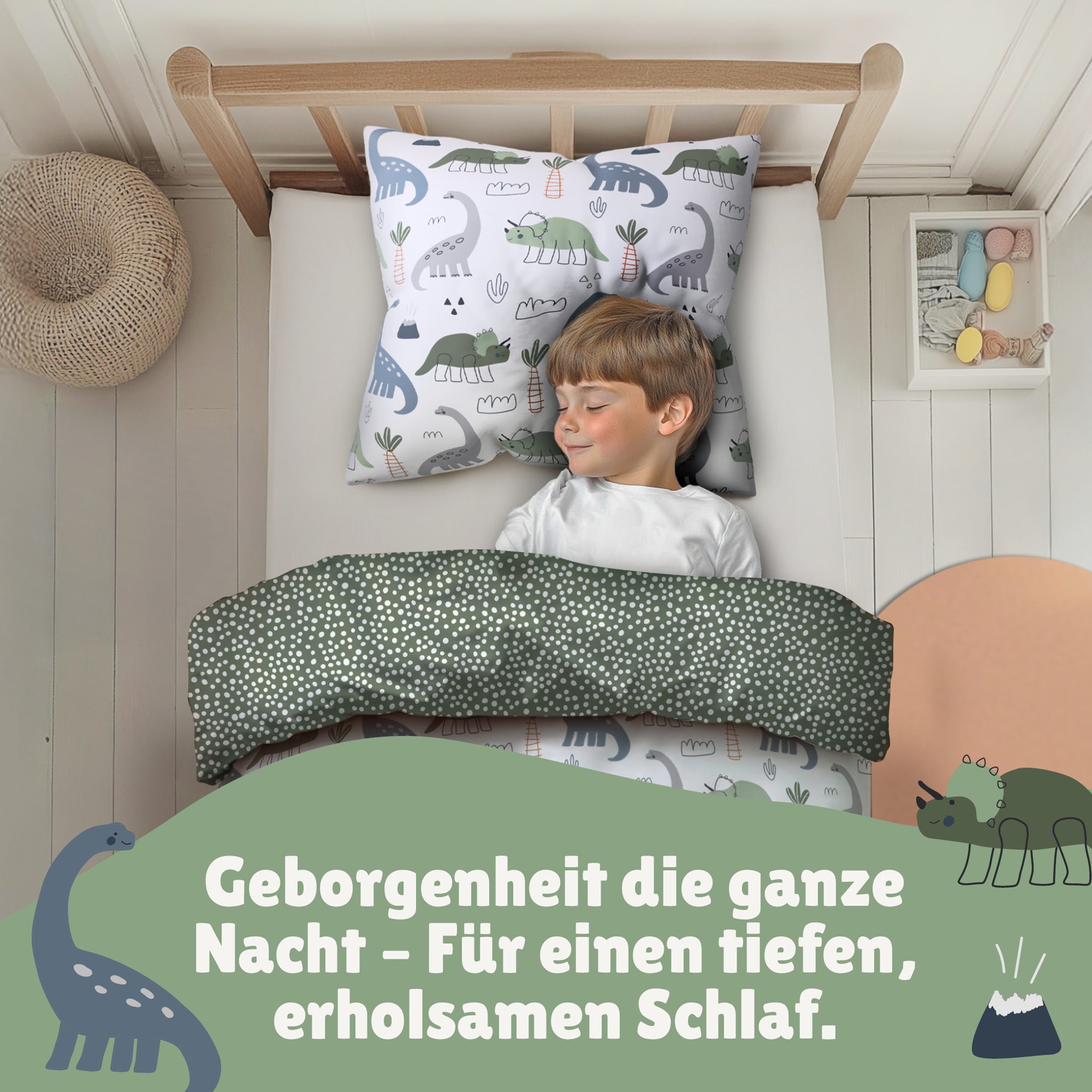 Junge schläft seelig lächeln in Dino Bettwäsche