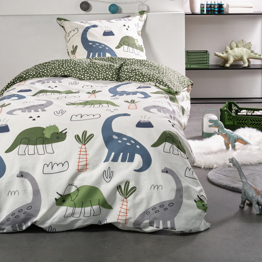 Dino Bettwäsche in weiß und grün auf Bett gezogen in passend eingerichtetem Zimmer