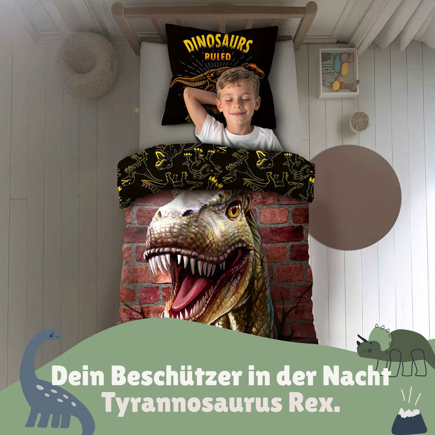 Junge schläft seelig lächeln in der Dino Bettwäsche in seinem Kinderzimmer