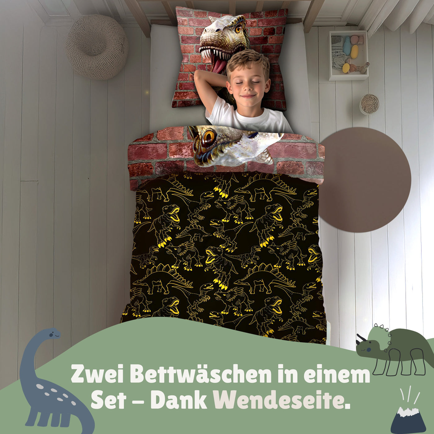 Junge schläft im Kinderzimmer unter der Bettdecke, diesmal in Rückseite, schwarz mit gelben Dino Silhouetten als Mustter