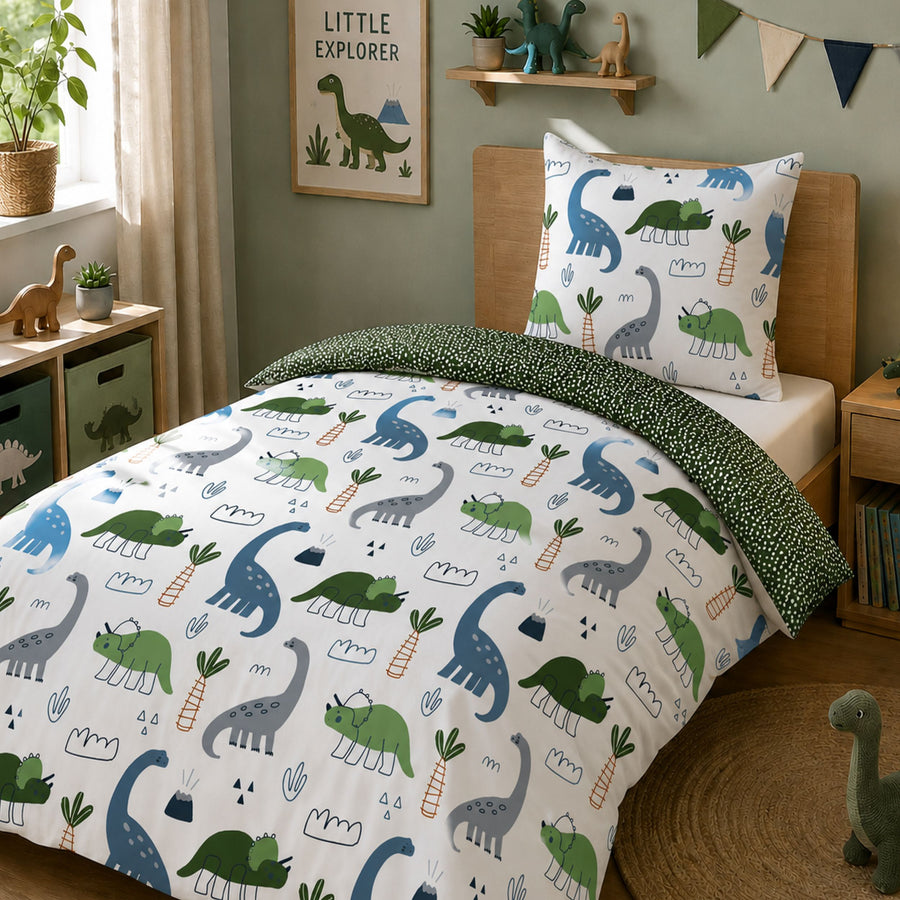 Dino Bettwäsche in weiß und grün auf Bett gezogen in passend eingerichtetem Zimmer