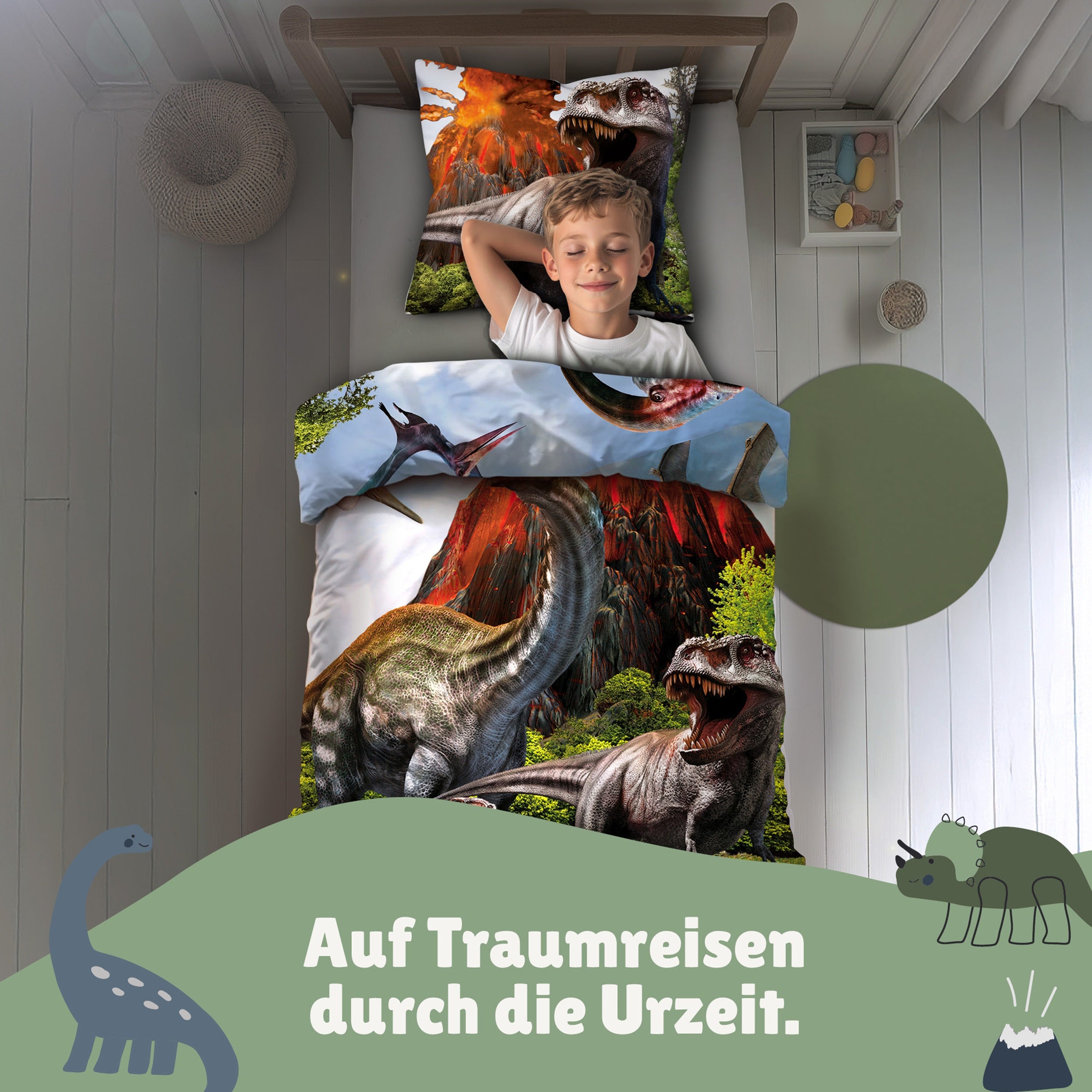Junge schläft seelig lächelnd  Dino Bettwäsche in seinem Kinderzimmer