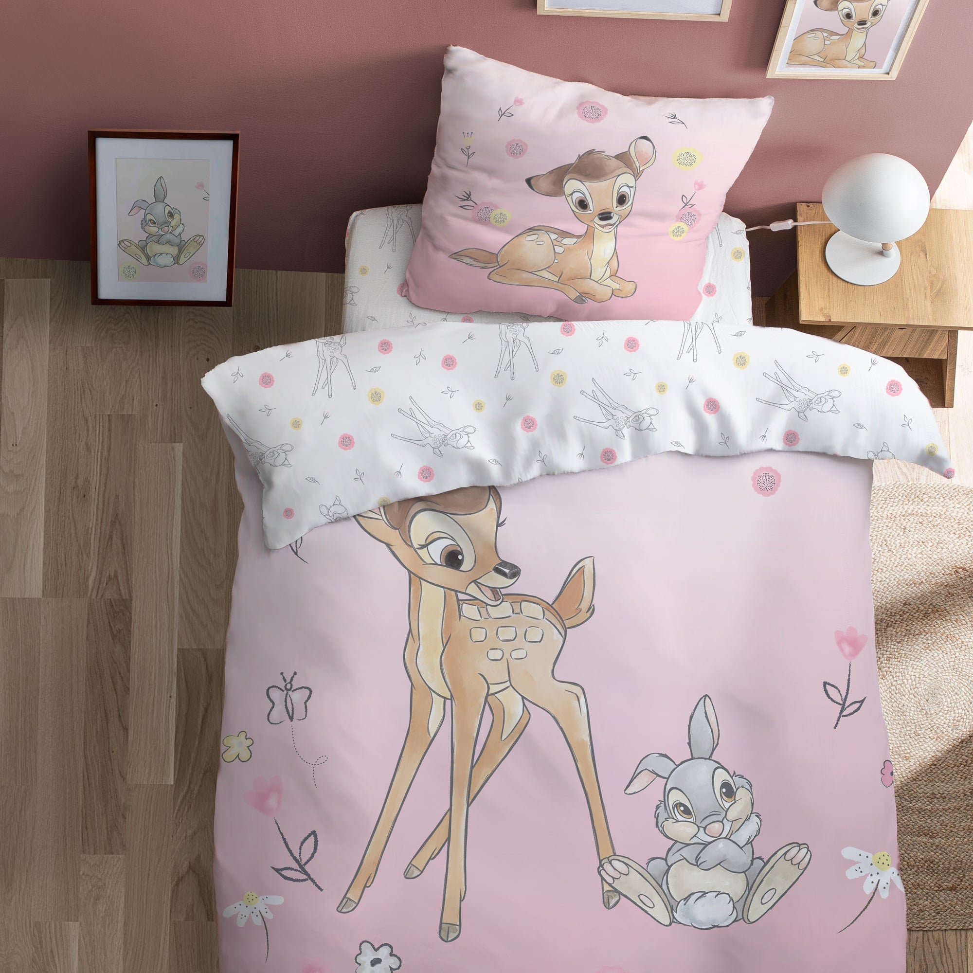 Stimmungsbild Kinderbettwäsche Bambi in passend eingerichtetem Zimmer mit Deko