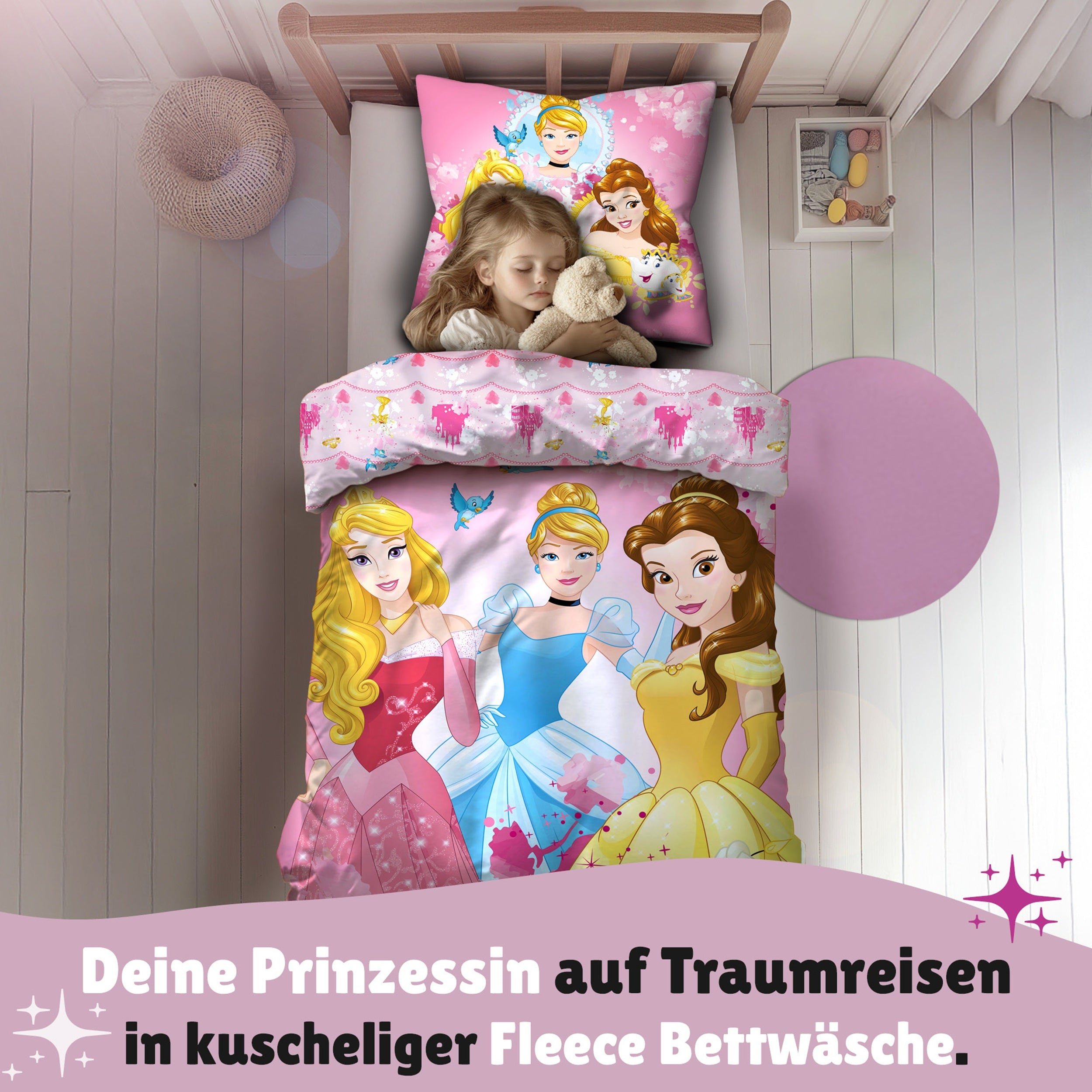 Mädchen schläft selig im Bett mit Prinzessinnn Bettwäsche - Vorderseite rosa mit Disney Prinzessinnen