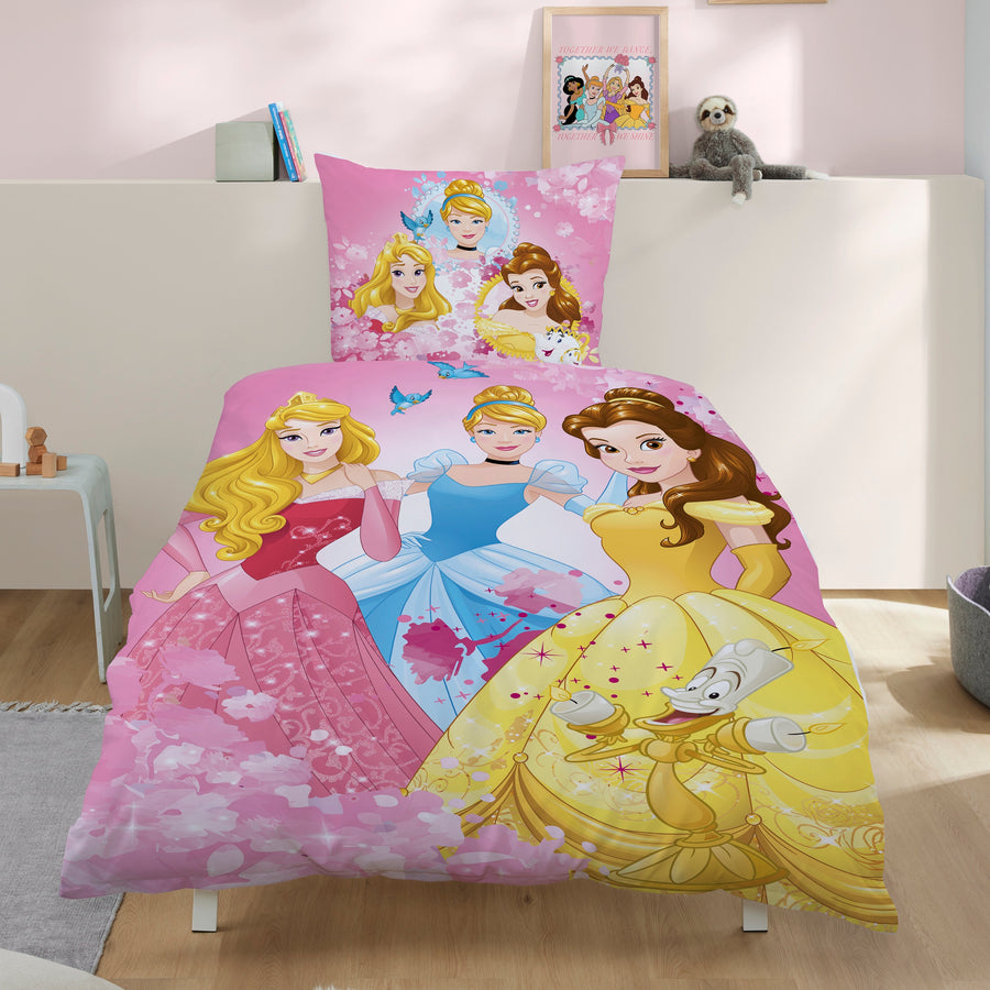 Vorderseite Rosa Prinzessinnen Fleece Bettwäsche mit Cinderella Dornröschen und Belle auf Bett gezogen