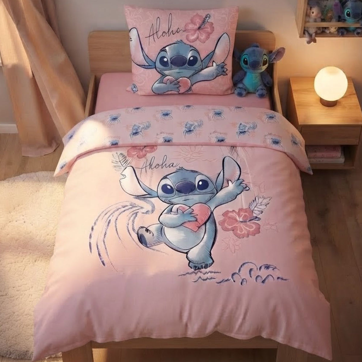 Lilo und Stitch Bettwäsche in rosa mit Stitch der ein Herz hält und Schriftzug Aloha