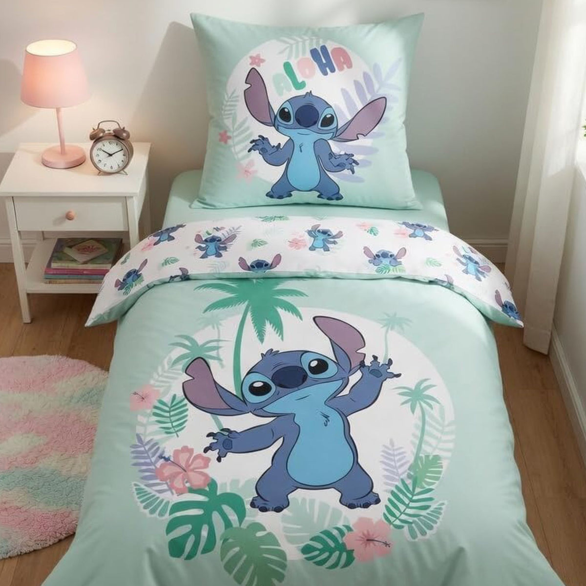 Lilo und Stitch Bettwäsche in türkis mit Motiv Aloha Vorderseite mit Stitch zwischen Blätter und Palmen
