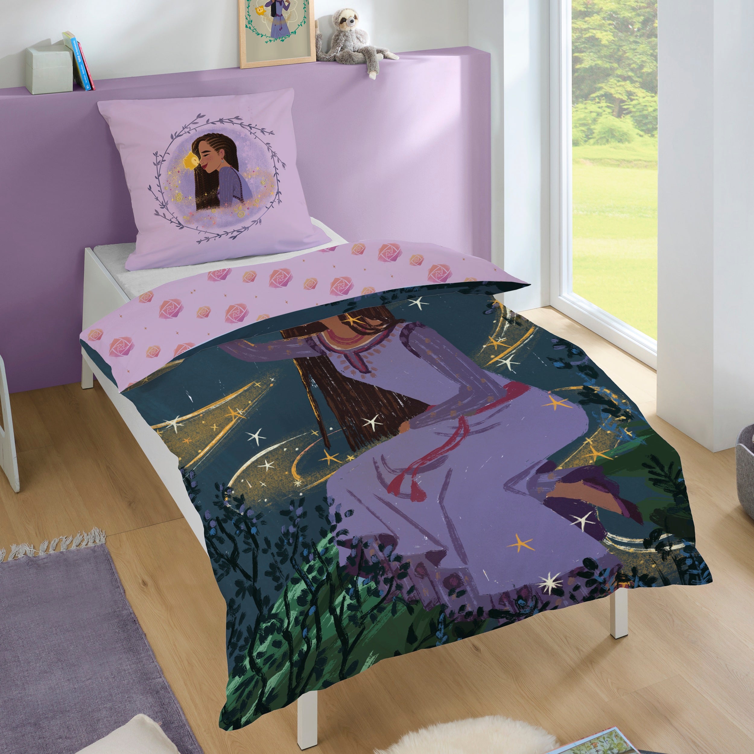 Bettwäsche mit Asha Wish Motiv auf Bett gezogen in Kinderzimmer mit Fenster