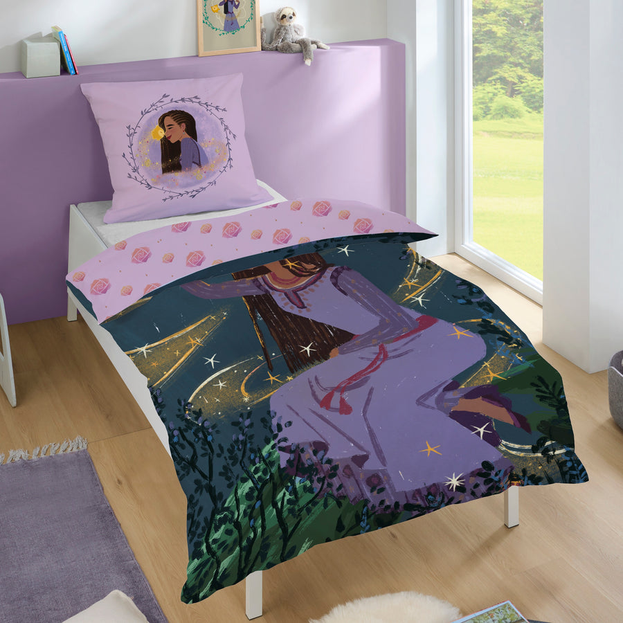 Bettwäsche mit Asha Wish Motiv auf Bett gezogen in Kinderzimmer mit Fenster