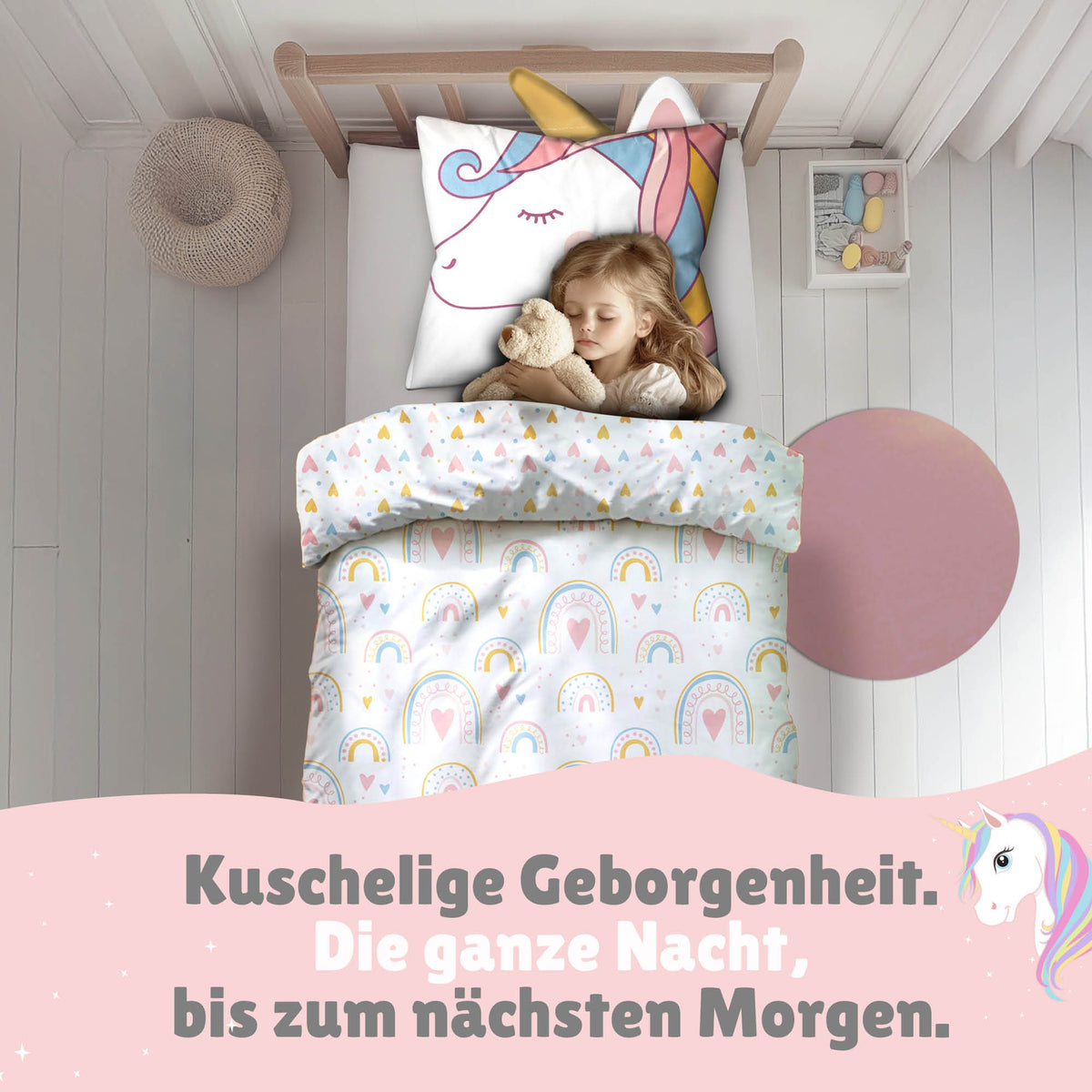 Mädchen schläft selig im Bett mit Einhorn Bettwäsche