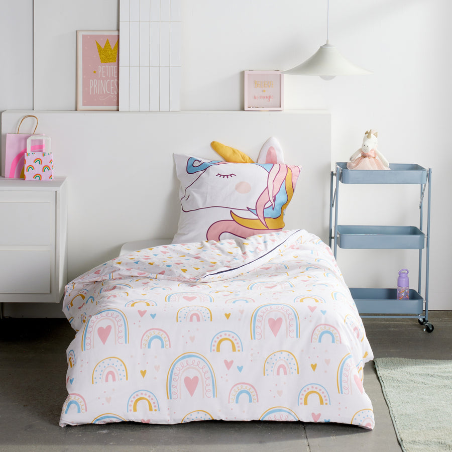 Kinderbettwäsche in weißem Design mit Einhorn und Ohr am Kopfkissen - auf Bett gezogen