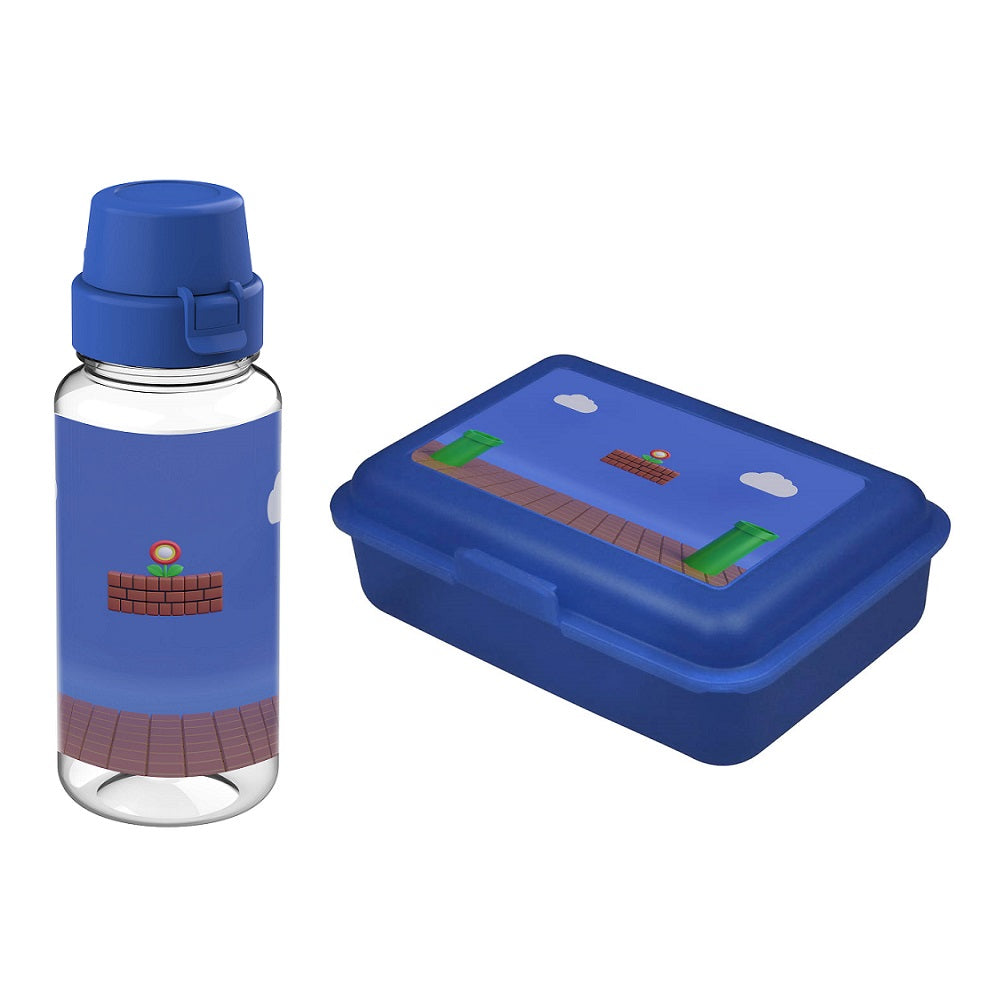 Detailansicht transparente Flasche mit blauem Aufdruck und blaue Dose mit Pixelwelt Design passend zu Super Mario