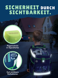 Junge trägt Schulranzen auf dunkler Straße - Reflektoren scheinen