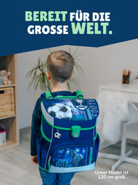 Junge trägt Fußball Schulranzen auf dem Rücken mit Schriftzug bereit für die große Welt