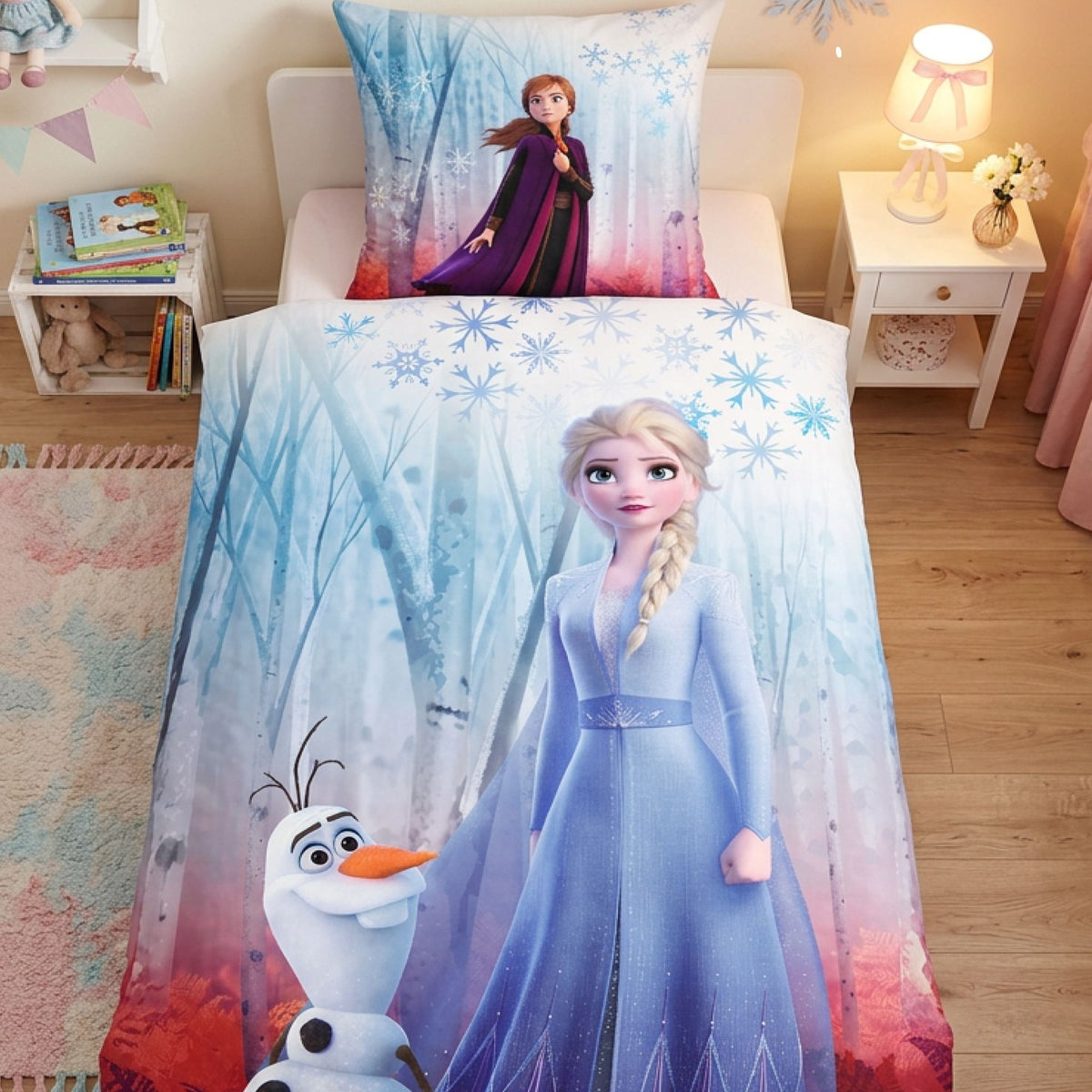 Frozen Bettwäsche mit Elsa und Olaf auf Bettdecke und Anna auf Kopfkissen aufs Bett gezogen