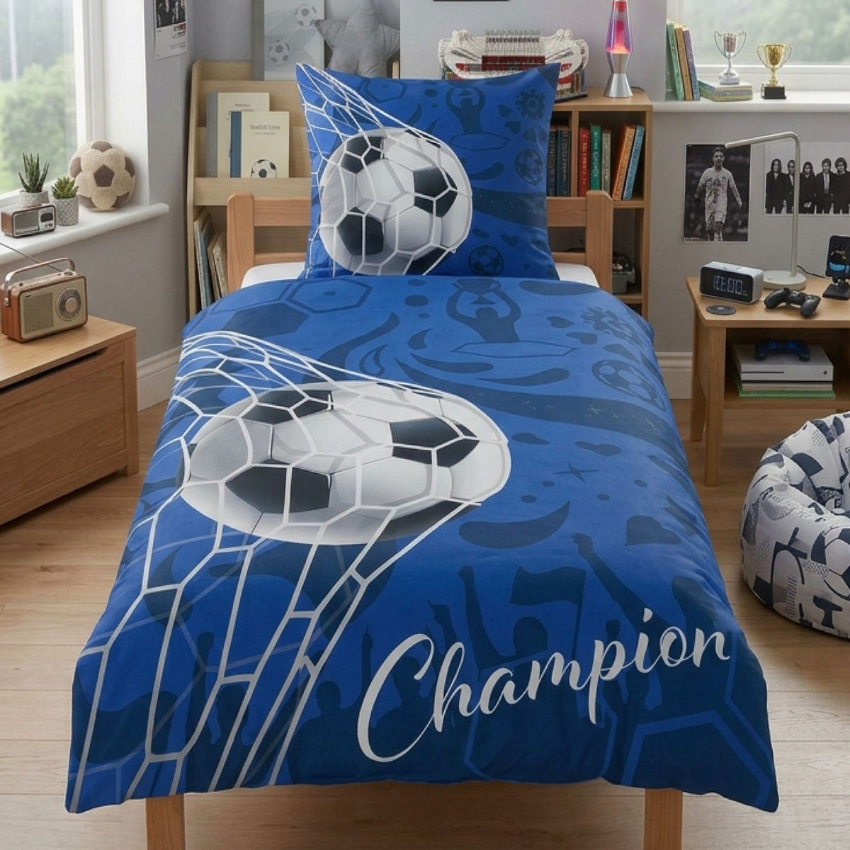 Fussball Bettwäsche auf Bett gezogen für Jungen mit Ball im Netz und Schriftzug Champion auf Kopfkissen